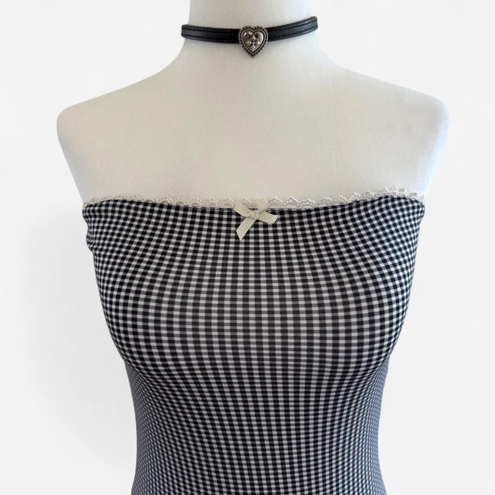 Elegant bodycon dress with lace trim and bow detail